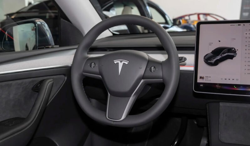 
								Tesla Model Y full									